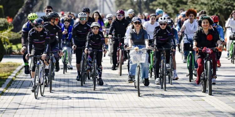 Beynəlxalq Qadınlar Günü münasibətilə xanımların veloyürüşü keçirilib